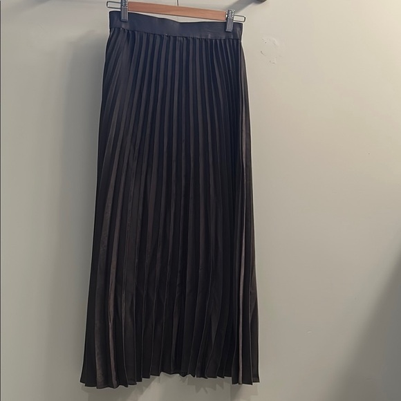 MAX STUDIO Knit top & Pleated Skirt SET, Size XS - Picture 3 of 7